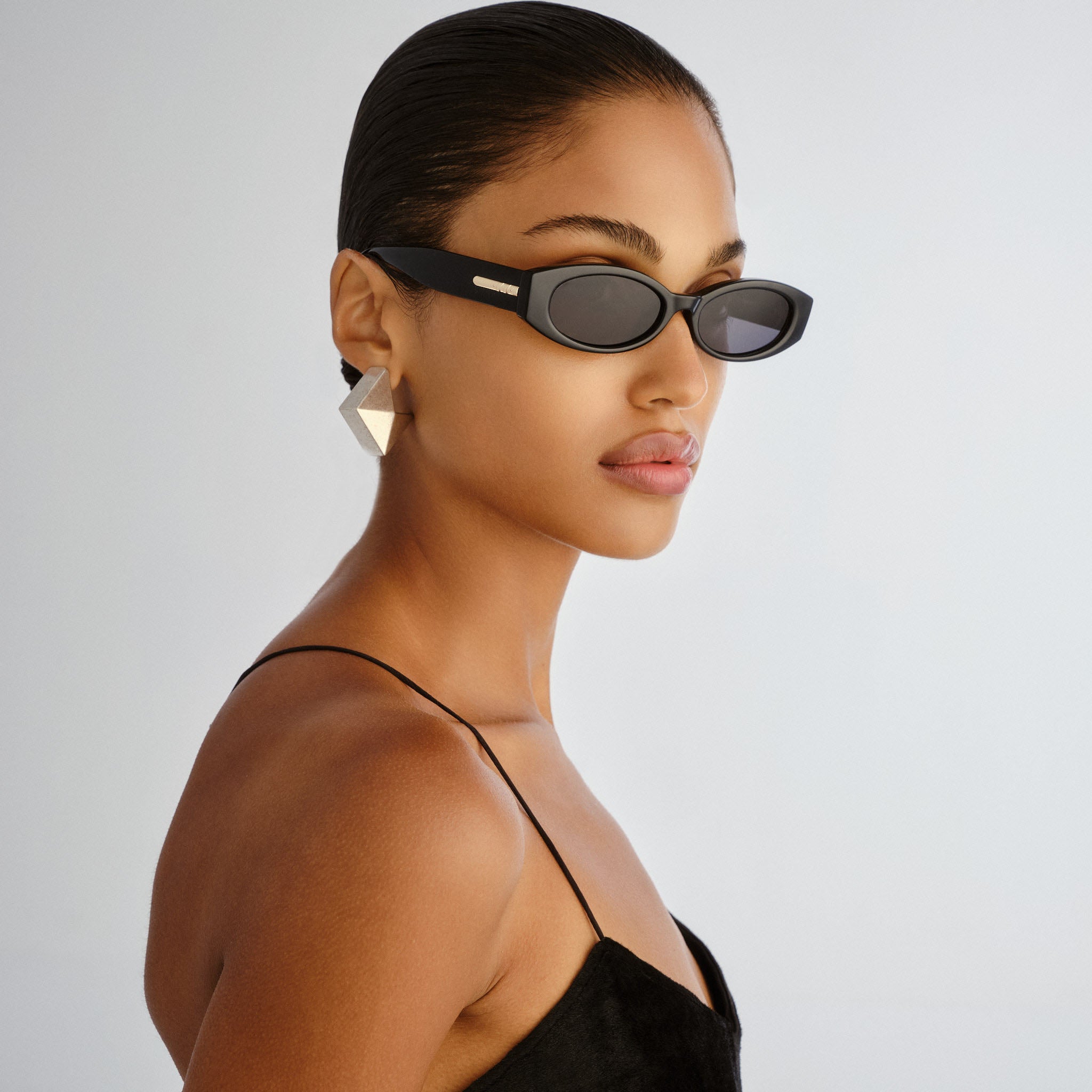 Le Specs Belladonna Black Female Oval Sunglasses | Eyewear Index