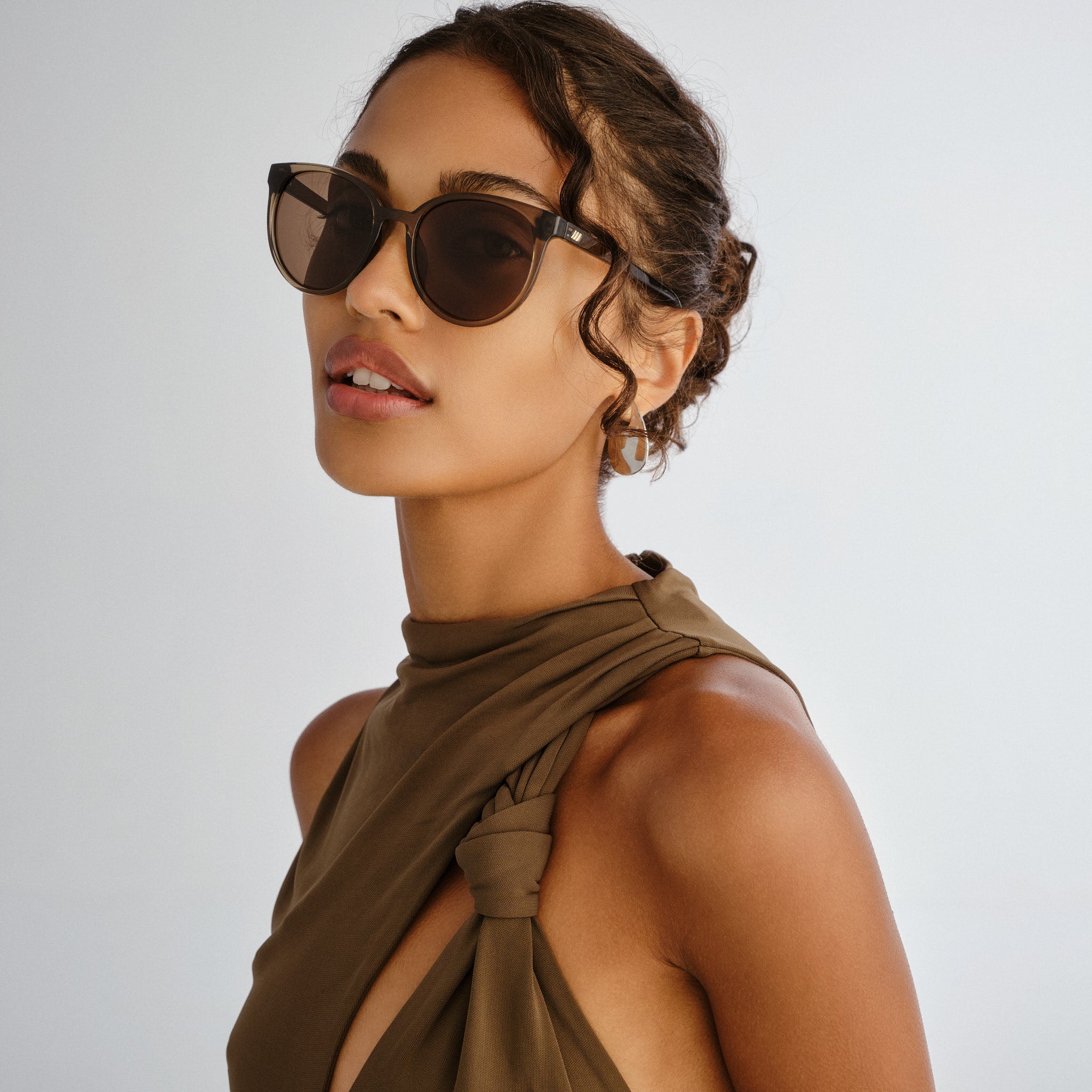 Le Specs Armada Cocoa Female Round Sunglasses | Eyewear Index