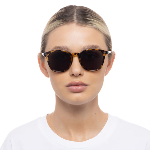 Le Specs Bandwagon Syrup Tort Uni-Sex Round Sunglasses | Eyewear Index