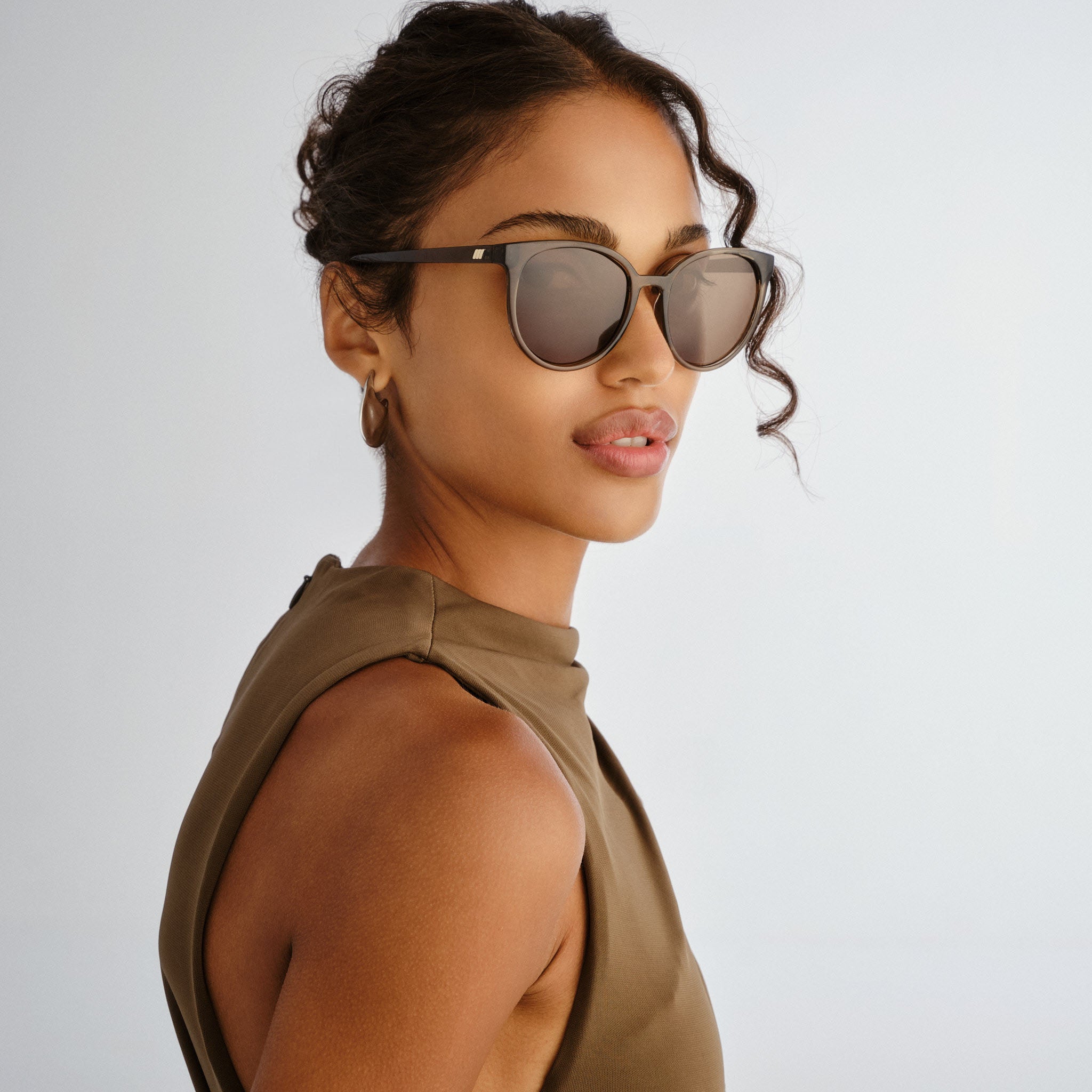 Le Specs Armada Cocoa Female Round Sunglasses | Eyewear Index