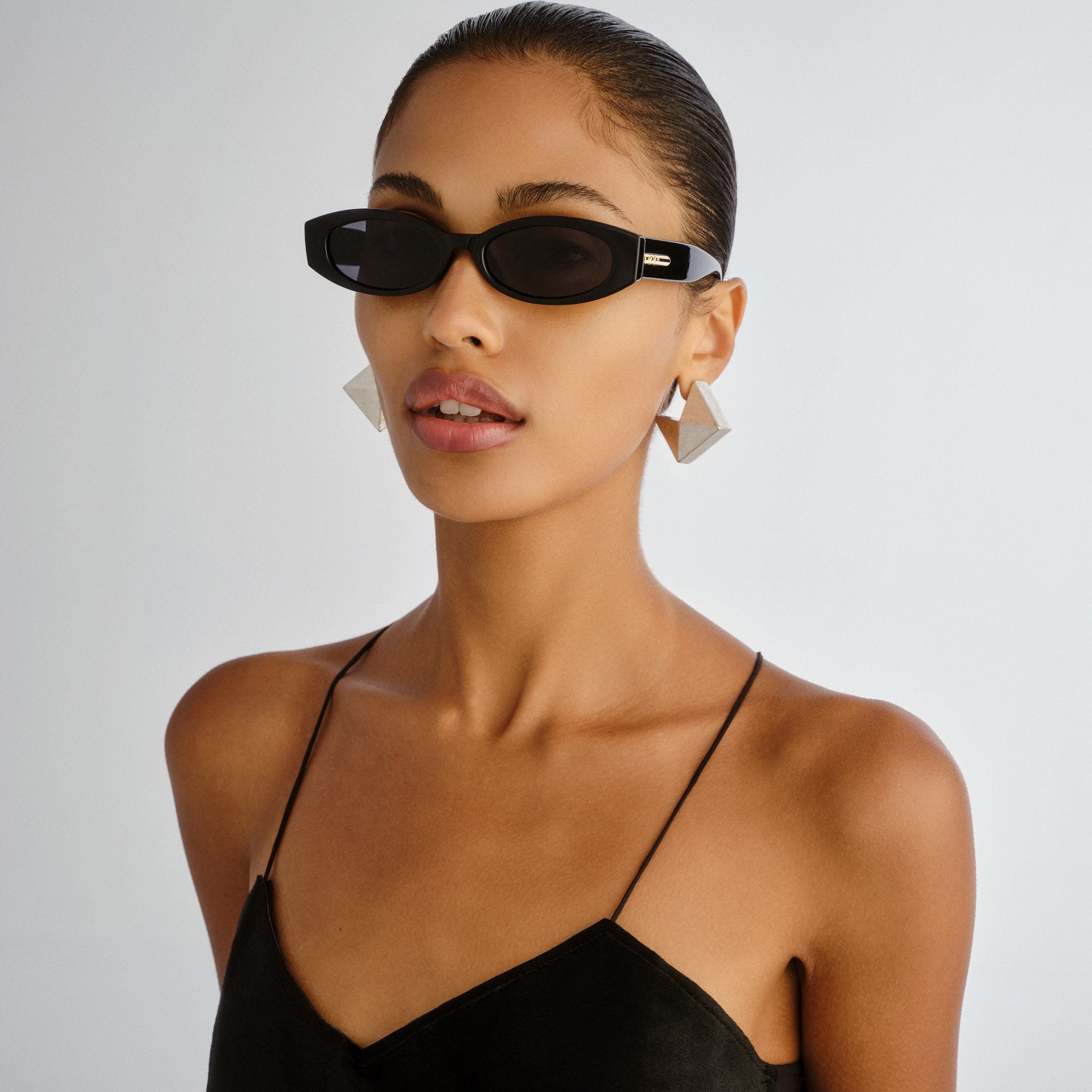 Le Specs Belladonna Black Female Oval Sunglasses | Eyewear Index